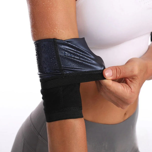 Una mano ajusta una manga de moldeadora para adelgazar negra y azul en un brazo.