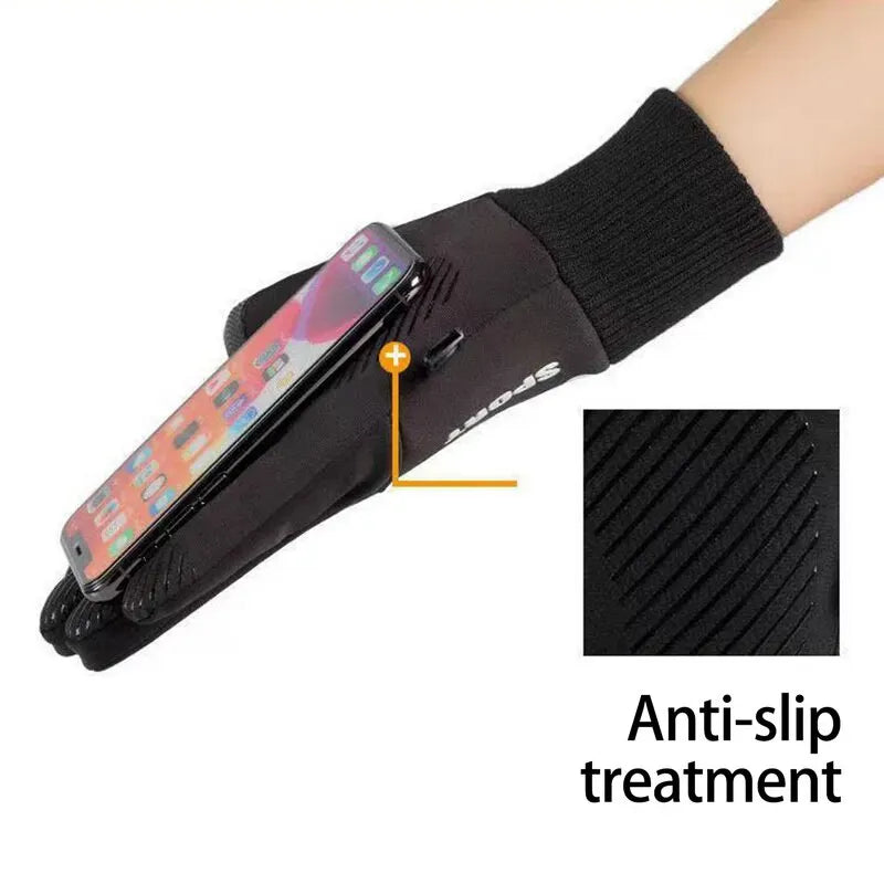 Gants de vélo noirs antidérapants portés sur une main, montrant la texture de la paume.