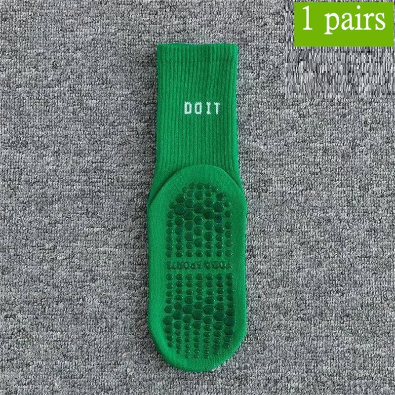 Ein Paar leuchtend grüne atmungsaktive, rutschfeste Yoga- und Fitnesssocken mit strukturierter Sohle.