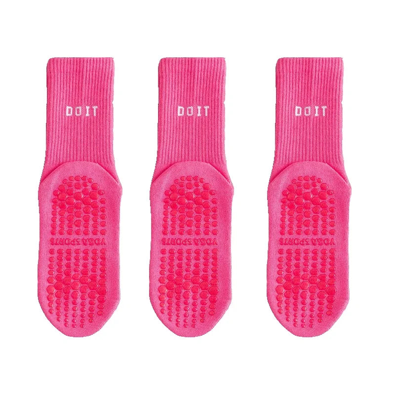 Ein Set aus drei leuchtend pinken, atmungsaktiven Knielängenstrümpfen für Yoga und Pilates