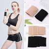 Une femme modélise un manchon de compression de confort noir sur son bras.