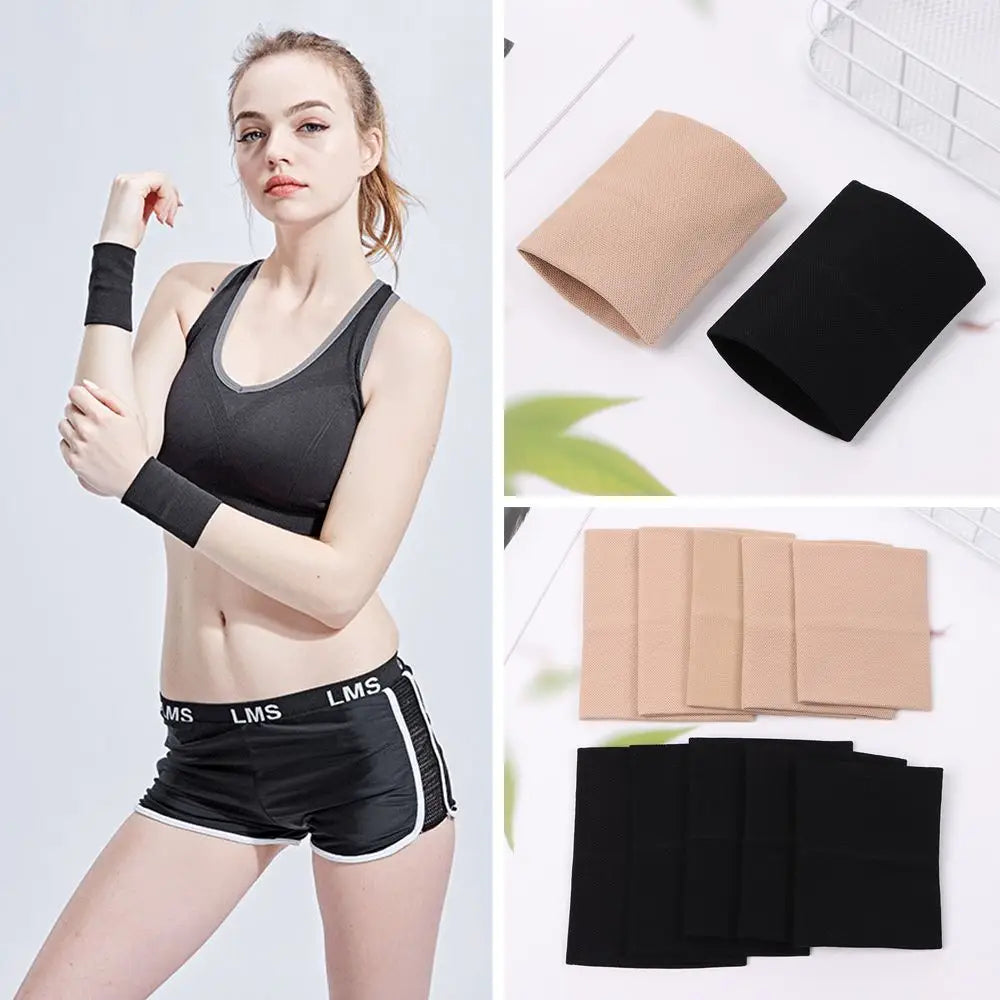 Une femme modélise un manchon de compression de confort noir sur son bras.