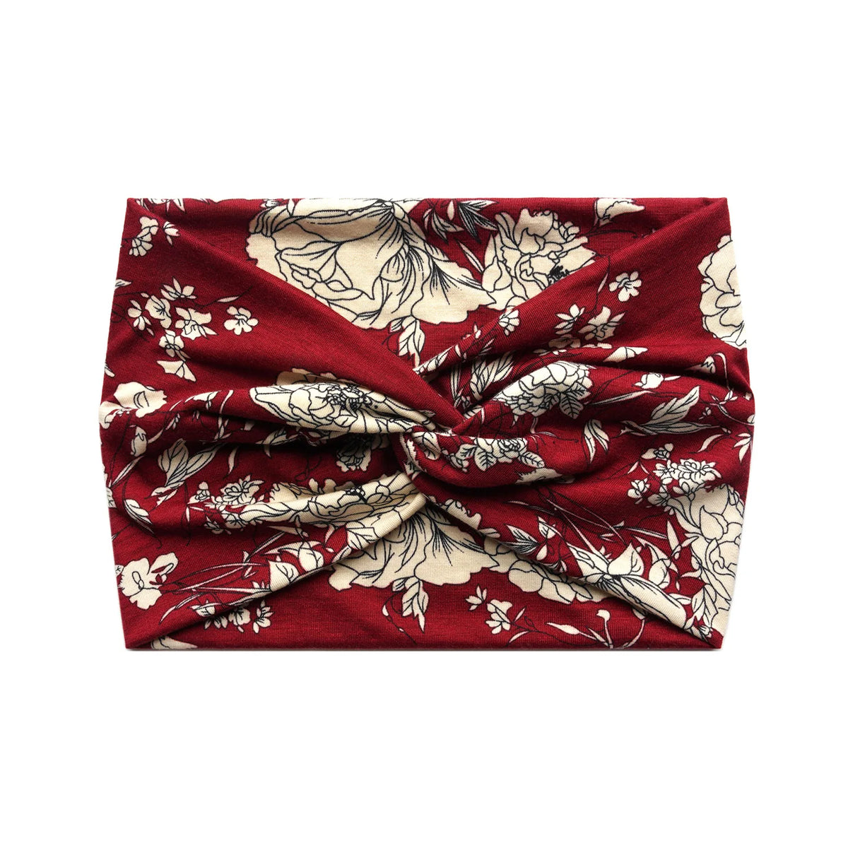 Ein tiefrotes Stoffmuster mit Blumenmuster ist zu einem gewickelten breiten Stirnband gefaltet.