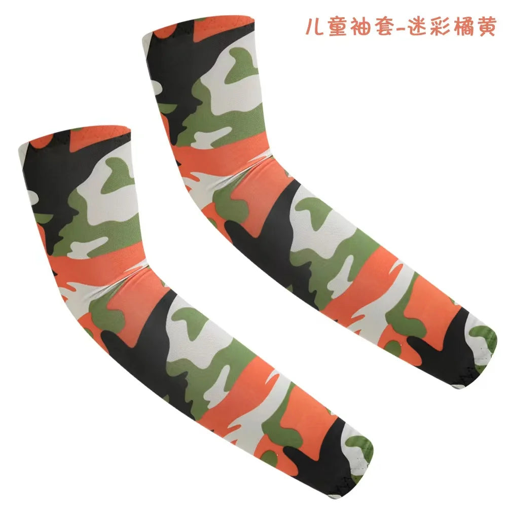 Una par de mangas de protección UV con patrón de camuflaje para niños, mostradas planas.
