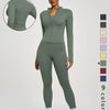 Modelin trägt einfarbiges olivgrünes Yoga-Sportset mit langärmeligem Oberteil und Leggings.