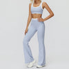Eine Frau trägt ein hellblaues Yoga- und Sport-Trainingsanzug-Set mit cropped Top und passenden Hosen.