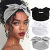 Modelo usando una diadema ancha bohemia gris de elástico con opciones de tela a juego.