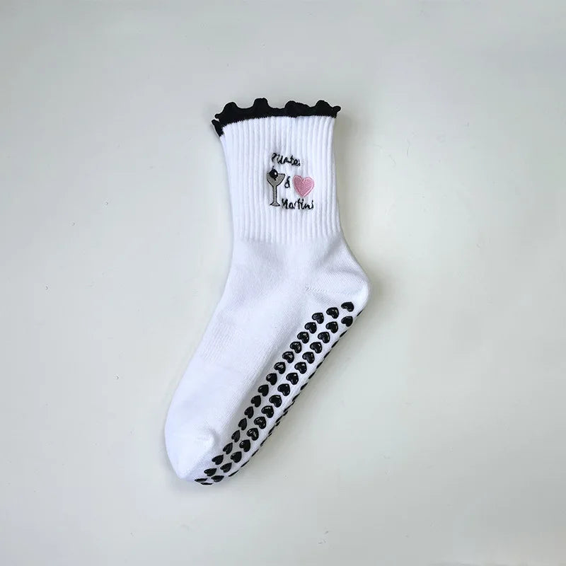 Weiße Strick-Yoga- und Fitnesssocken mit schwarzem Zier und kleinem Herzdesign.