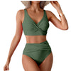 Un mannequin portant un maillot de bain deux pièces, haut et bas, côtelé et froncé, vert olive.