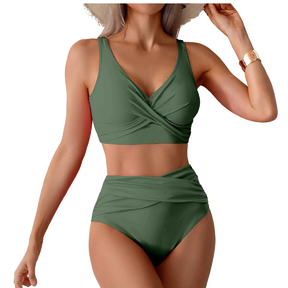 Un mannequin portant un maillot de bain deux pièces, haut et bas, côtelé et froncé, vert olive.
