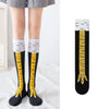 Chaussettes au-dessus du genou avec un dessin de poulet en carton à rayures jaunes et noires
