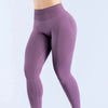Primer plano de unos leggings de yoga sin costuras de cintura alta en color morado malva.