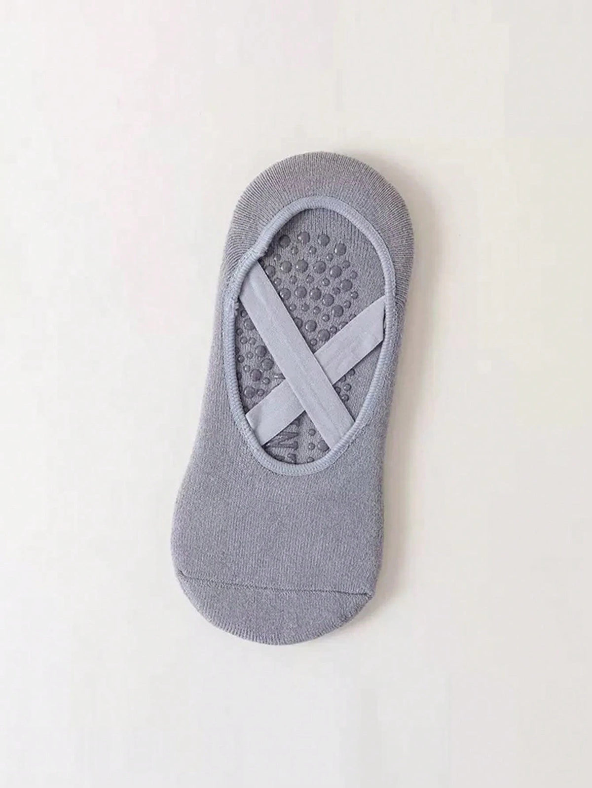 Calcetines de fitness grises de silicona antideslizantes con diseño cruzado para yoga y pilates
