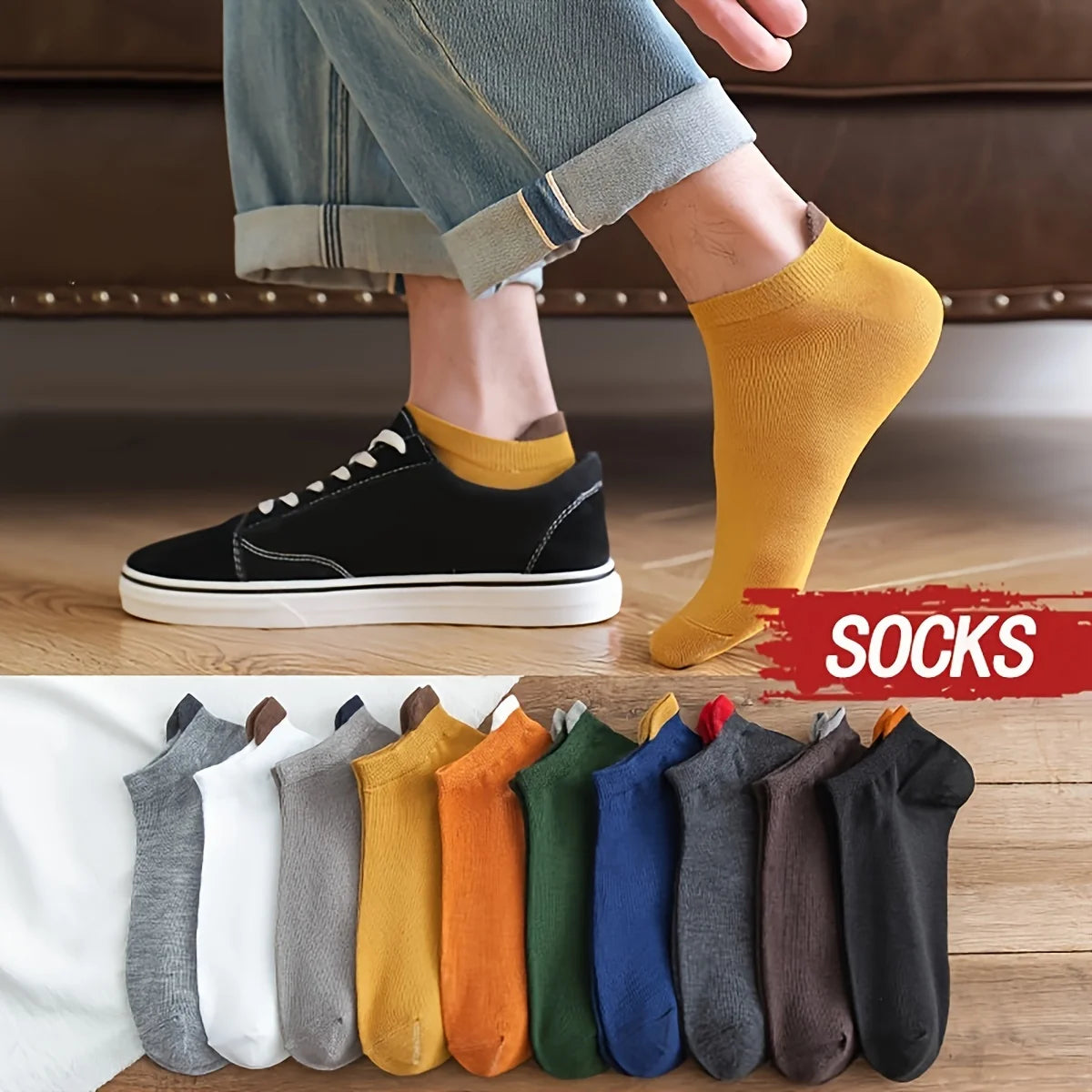 Ein Paar senfgelber Knöchelsocken, getragen mit blauen Jeans und schwarzen Canvas-Schuhen.