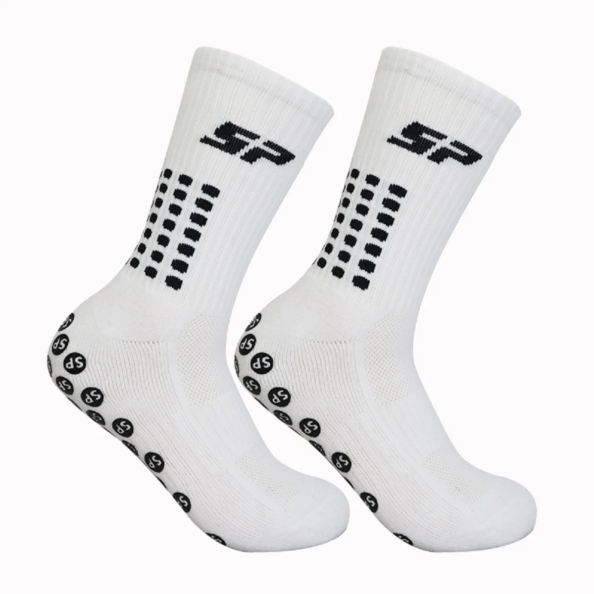 Une paire de chaussettes de football blanches antidérapantes, montrées sur un fond blanc.