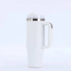 Tasse isotherme en acier inoxydable blanc avec couvercle et paille argentée, sur fond blanc.