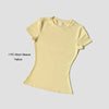 Una camiseta amarilla de manga corta para un conjunto de yoga de talle alto.