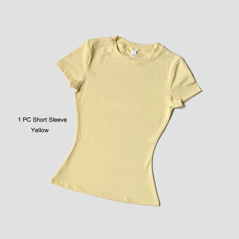 Una camiseta amarilla de manga corta para un conjunto de yoga de talle alto.