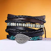 Stapel von handgemachten Lederblattfeder-Armbändern in verschiedenen braunen Lederfarben