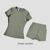 Un conjunto de ropa de yoga para mujer, de cintura alta y color verde claro, que incluye una camiseta y pantalones cortos.