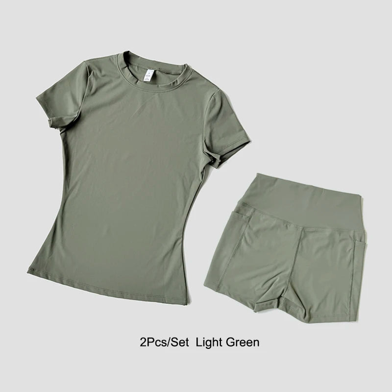 Un conjunto de ropa de yoga para mujer, de cintura alta y color verde claro, que incluye una camiseta y pantalones cortos.