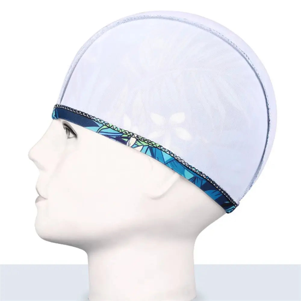 Un bonnet de bain en nylon élastique imprimé blanc sur un mannequin de tête.