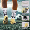 Ein Paar gelber Grip-Socken mit schwarz gepunktiertem Muster auf einem Fußballfeld, das Elastizität hervorhebt