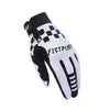 Une paire de gants de motocross à carreaux blancs et noirs.