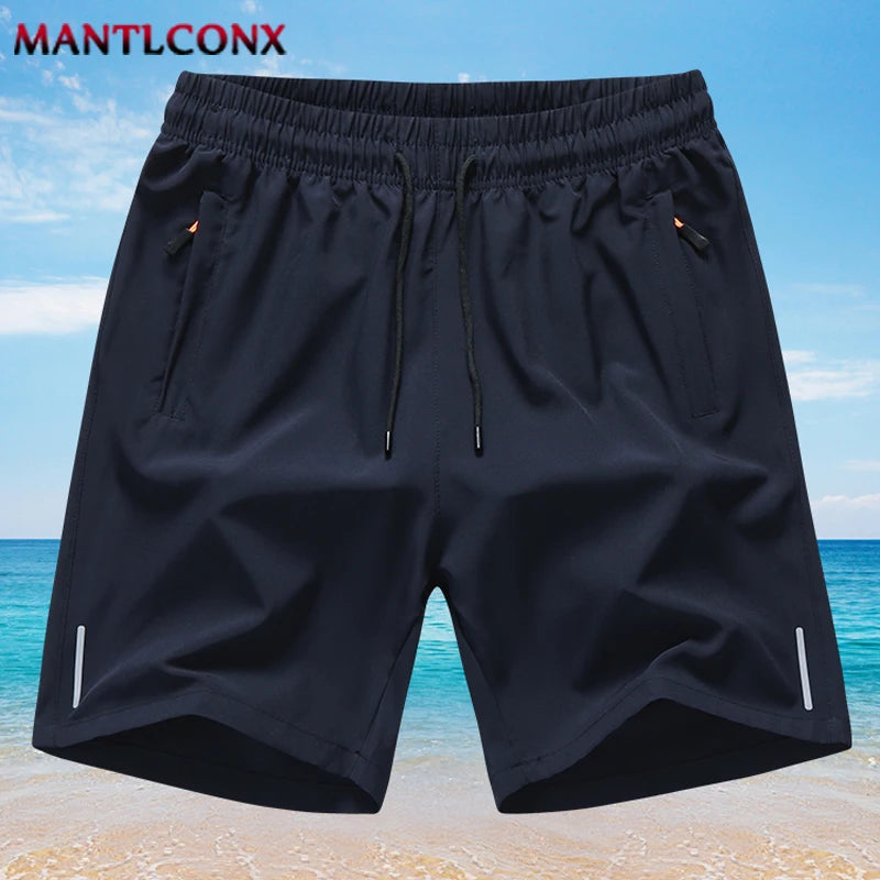 Marineblaue Herren-Sportshorts zum schnellen Trocknen auf einem Sandstrand.