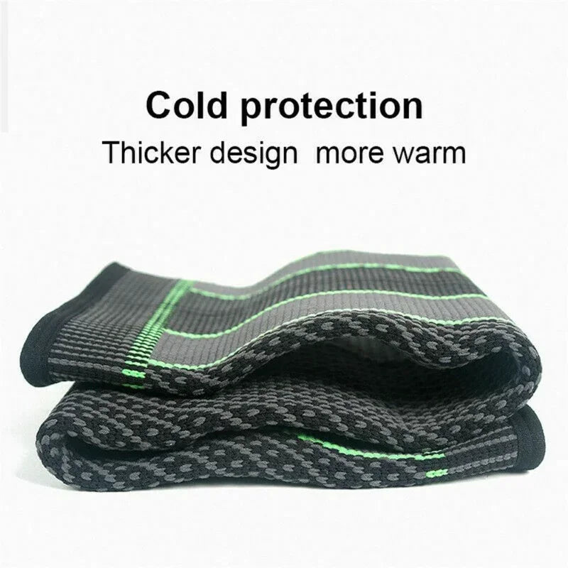 Manches de genou élastiques noirs avec accents verts, pliés pour la protection et la chaleur