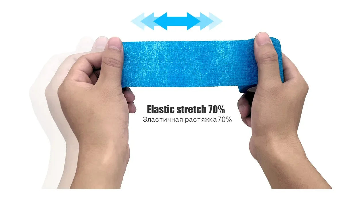 Hände halten ein leuchtend blaues elastisches Stretchbinden, das seine Flexibilität demonstriert.