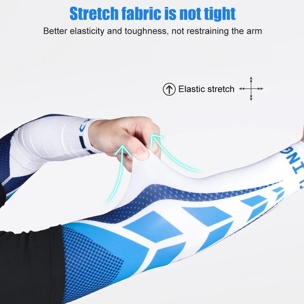 Une main étire une manche de sport blanche et bleue, montrant son élasticité et sa résistance.