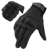 Une paire de gants tactiques noirs sport, vue en gros plan.