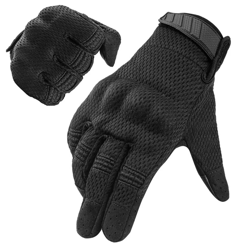 Une paire de gants tactiques noirs sport, vue en gros plan.