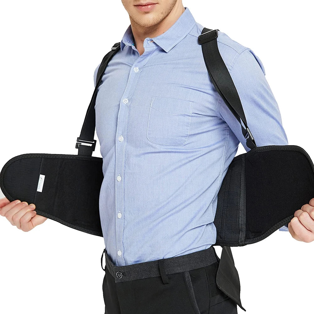 Ein Mann mit hellblauem Hemd und schwarzen Hosen demonstriert eine schwere Lendenstütze mit verstellbarem Halter