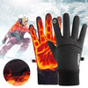 Une paire de gants de vélo noirs avec des accents de flammes orange, à côté d'une personne portant un équipement similaire pa