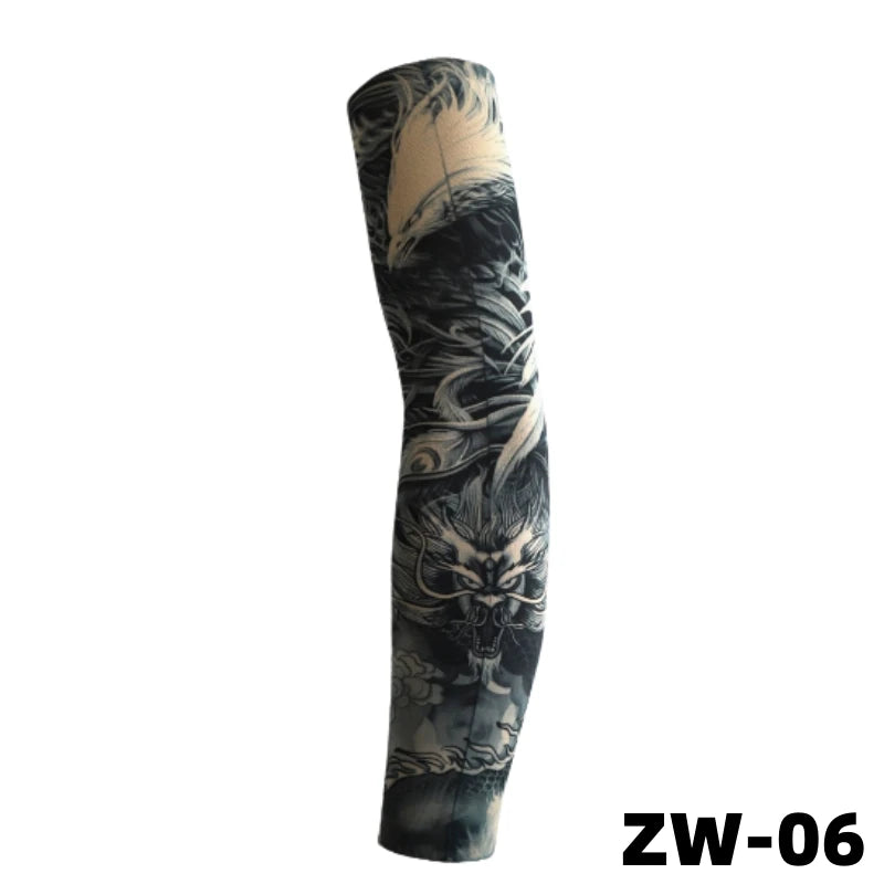 Manche de tatouage en tricot stretch noir et gris avec un design d'animal féroce.