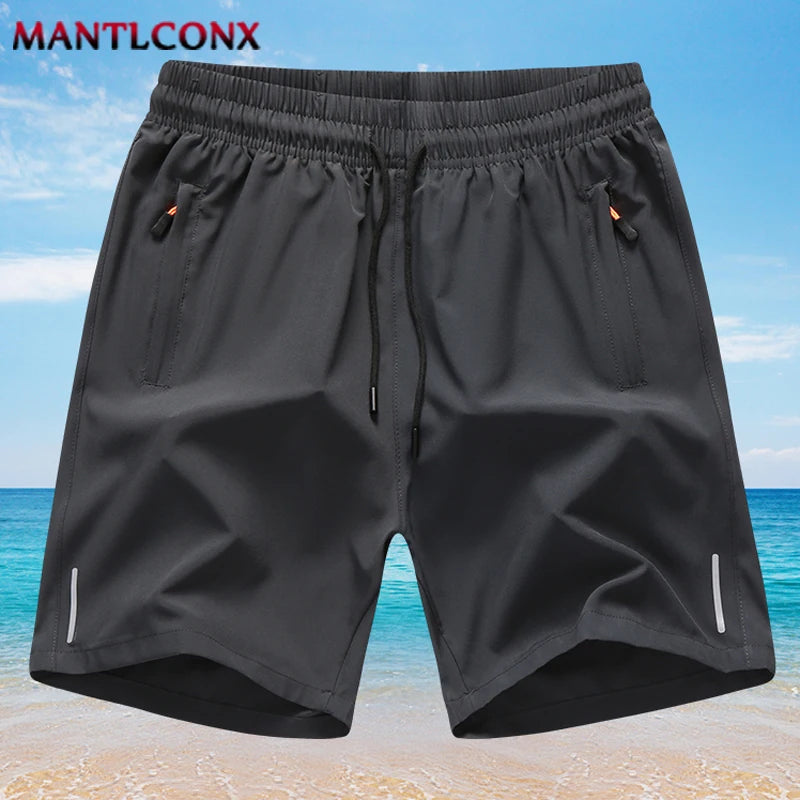 Graue Herren-Sportshorts zum schnellen Trocknen auf einem Sandstrand.