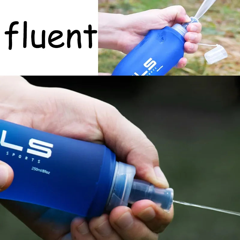 Una mano sostiene una botella de agua deportiva azul, demostrando su funcionamiento fluido.