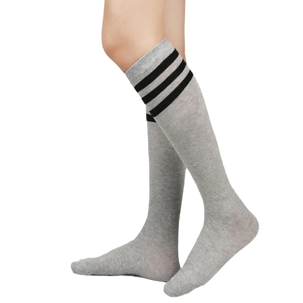Calcetines altos a la pierna de rayas grises para mujeres