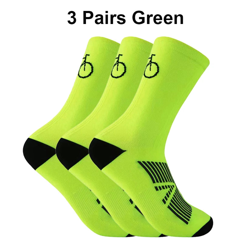 Trois paires de chaussettes de vélo en maille respirante vert néon sur fond blanc.