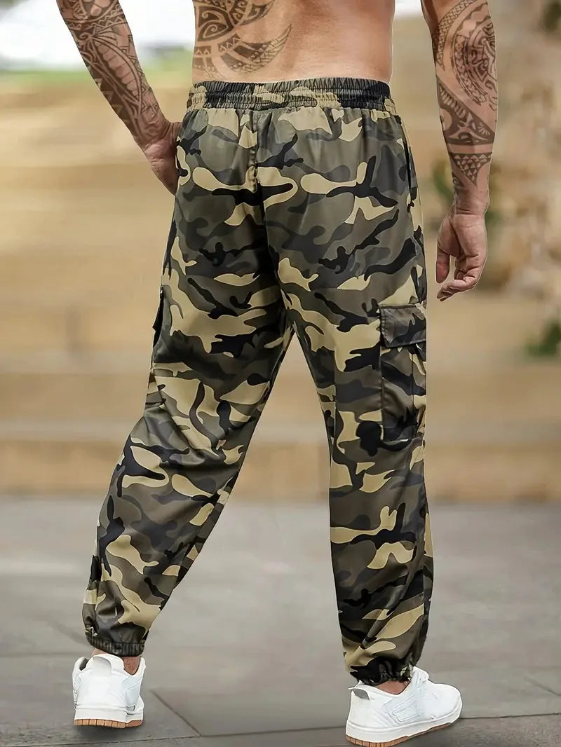 Pantalon cargo de camouflage pour homme, motif vert et marron multi-tons.