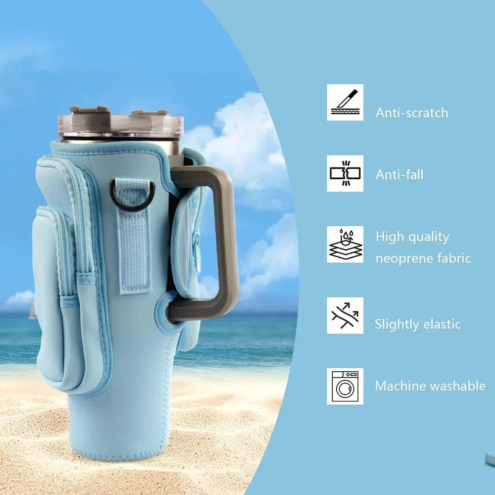 Hellblaue Mehrfachtaschen-Wasserflaschentasche mit Anti-Kratz- und Anti-Sturzfunktion an einem Sandstrand.