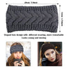 Diadema de punto gris oscuro usada por una mujer como accesorio para el pelo y la cabeza en invierno.