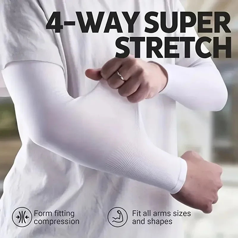 شخص يرتدي أكمام ضغط بيضاء طويلة وهو يؤدي تمرين التمدد الرباعي.
