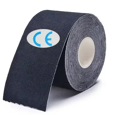 Rollo de cinta kinesiológica azul oscuro con marca CE en el empaque