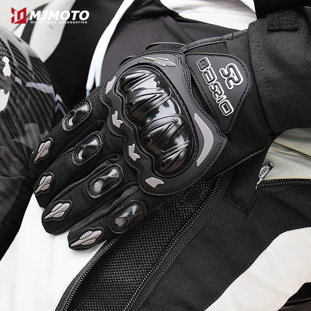 Nahaufnahme schwarzer Motorrad-Rennhandschuhe mit strukturierter Handfläche und Branding am Handgelenk