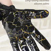 Schwarze Silikon-Fußballlinemen-Handschuhe mit gelben Grip-Linien auf einer Hand.