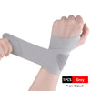 Férula de muñeca elástica gris puesta en la mano, mostrando el diseño flexible para deporte y recuperación.