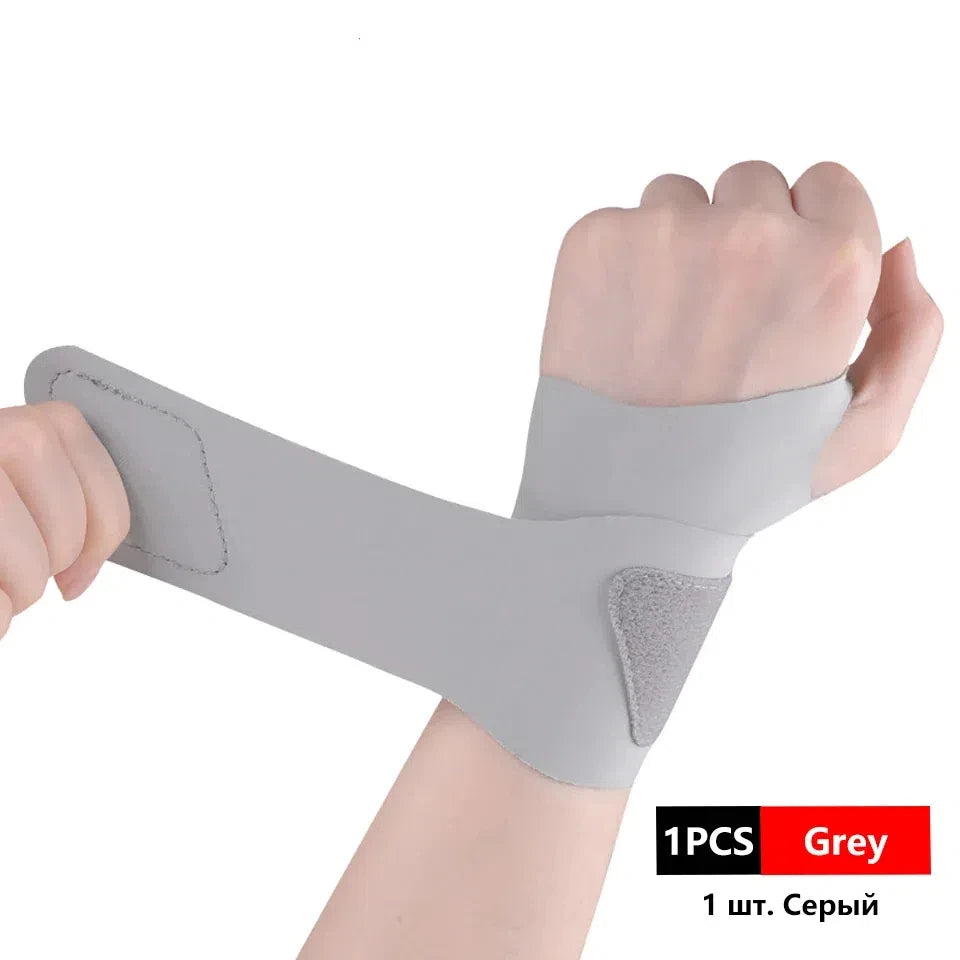 Férula de muñeca elástica gris puesta en la mano, mostrando el diseño flexible para deporte y recuperación.